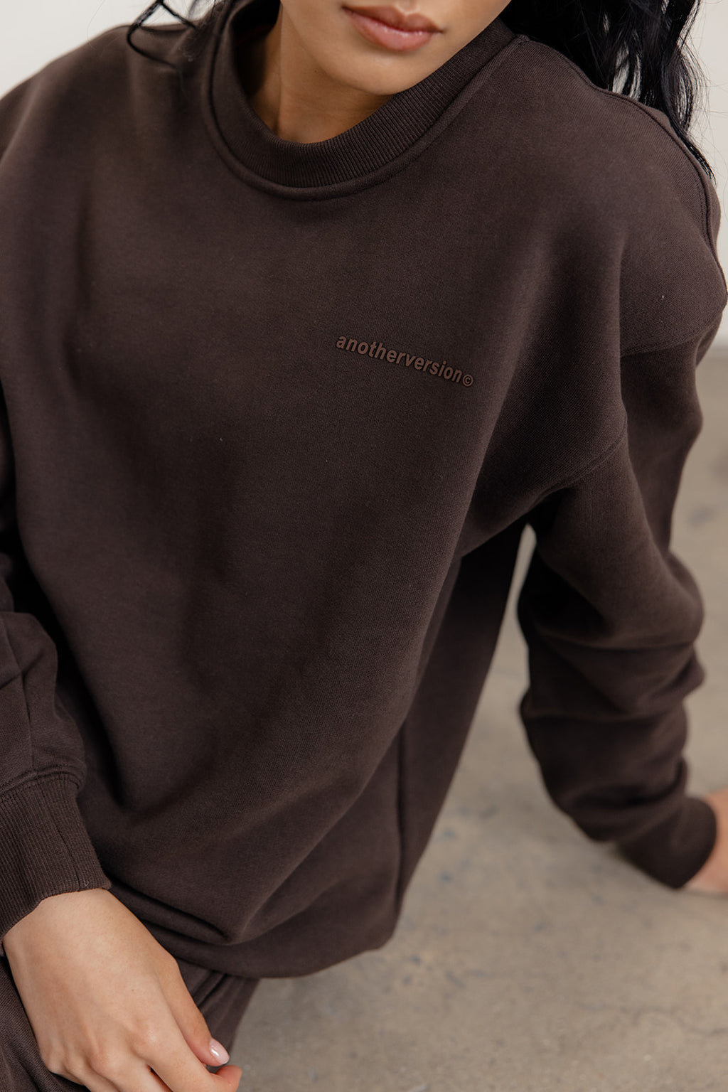 FLEECE FIT SWEATSHIRT - COFFEE BROWN